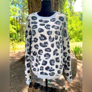 ⭐️$7 when bundled⭐️ Time and Tru Leopard Print Sweater